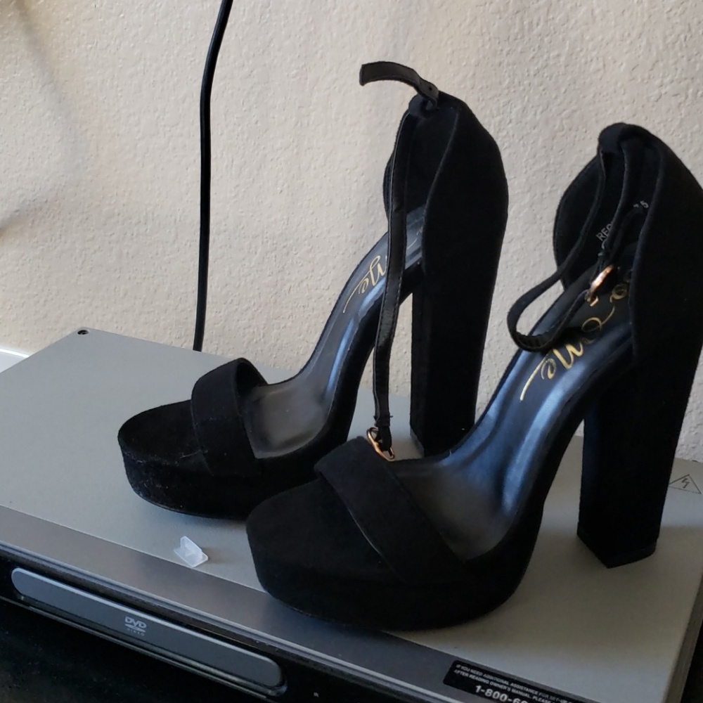 Black strappy block heals